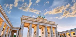 Check in cổng Brandenburg - biểu tượng hòa bình của thủ đô Berlin Đức